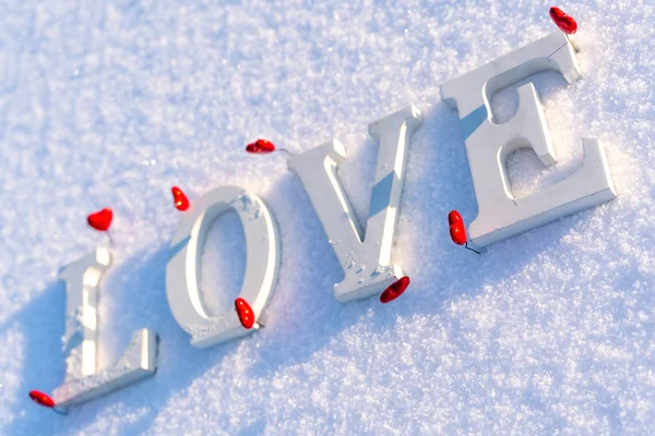 Closeup Palavra Isolada Amor Peças Madeira Neve Dia Inverno Ensolarado — Fotografia de Stock