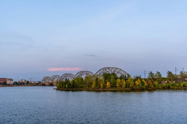 Veduta Del Paesaggio Urbano Con Ponte Ferroviario Riga Lettonia Ora — Foto Stock