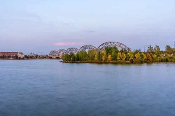 Vista Del Paisaje Urbano Con Puente Ferroviario Riga Letonia Hora —  Fotos de Stock