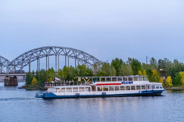 Riga Letonia Septiembre 2018 Ferry Nombrado Jelgava Río Daugava Frente —  Fotos de Stock