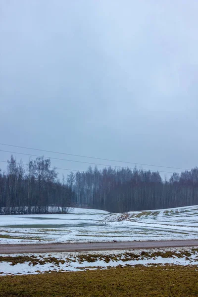 Lege Platteland Landschap Bewolkte Dag Van Winter Met Sneeuw Deels — Stockfoto