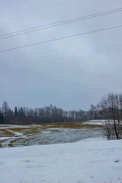 Paisagem Rural Vazia Dia Inverno Nublado Com Neve Cobrindo Parcialmente — Fotografia de Stock