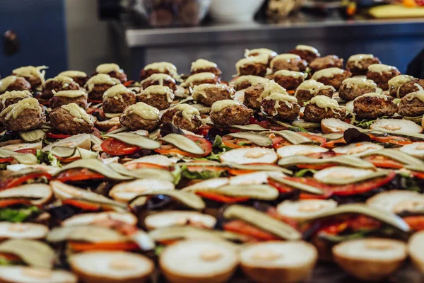 Closeup Görünümünü Dilimlenmiş Ekmek Yaymak Küçük Hamburger Mutfak Seti Kavram — Stok fotoğraf