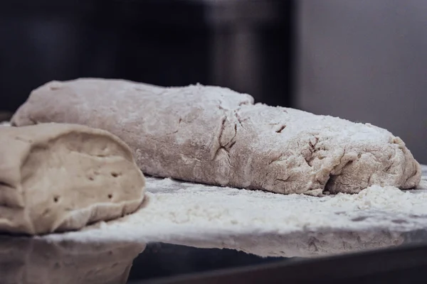 Högen Hembakade Bröd Degen Ett Bord Med Massa Mjöl Runt — Stockfoto