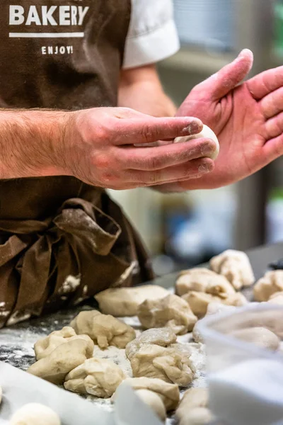 Manliga kocken förbereder bröddeg Selfmade bröd och färsbiffar — Stockfoto