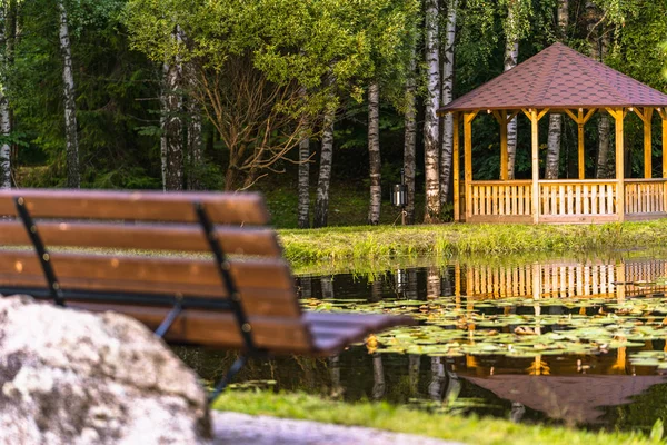 Foto colorida de la casa de jardín de verano de madera en un parque, entre bosques - Día soleado de otoño — Foto de Stock