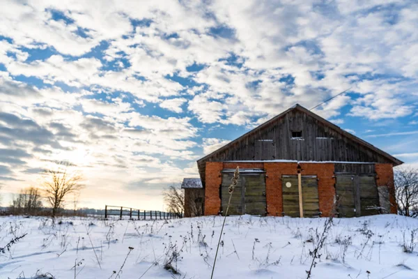 Pusty krajobrazów w słoneczny dzień zimy ze śniegiem, obejmujące ziemi, streszczenie tło — Zdjęcie stockowe