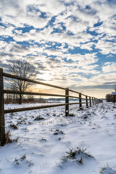 Paisagem rural vazia no dia de inverno ensolarado com neve cobrindo o solo, fundo abstrato — Fotografia de Stock