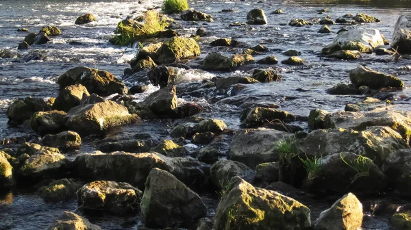 Nehir Drave yaz aylarında gün batımında üzerinde birçok rock ile küçük şelaleler