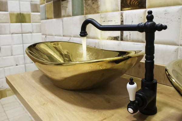 Temiz su siyah musluk pirinç banyo içinde yapılan lüks lavabo içine akan