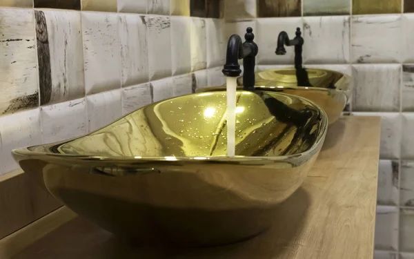 Açık su siyah musluk pirinç banyo içinde yapılan lüks lavabo içine akan | iki