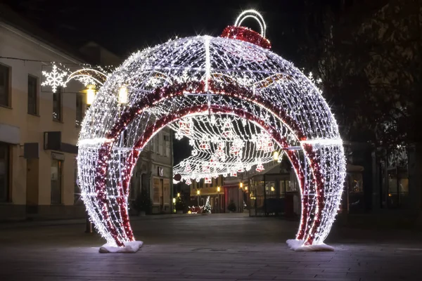 Büyük, beyaz, ışıklı Noel top ortasında kare ve kare yukarıda Işık dekorasyon | Kapı