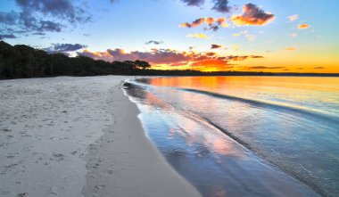 Sunset beach yanındaki yeşil yama kamp Jervis Bay Milli Parkı, New South Wales, Avustralya üzerinde.