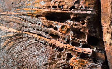 Antik kaya gösterilen gözenekler ve siyah IANS kayalar yakınındaki Grampians Milli Parkı, Avustralya, Katmanlar.