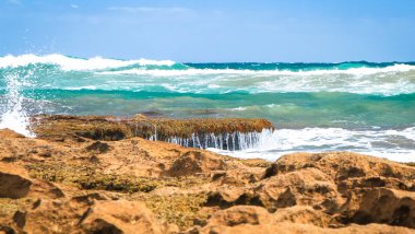 Yeşil dalgalar çökmesini Avustralya'nın kıyı şeridi dağlık ve engebeli bir bölümünde kayalık bir kıyısında. Barwon Kafaları, Victoria.