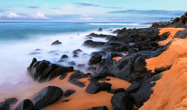 Lunga Esposizione Onde Che Infrangono Una Spiaggia Sabbia Arancione Tramonto — Foto Stock