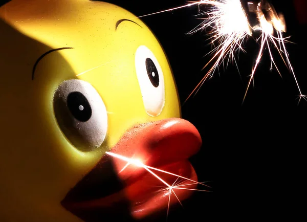 Sparks Dari Pemantik Api Rokok Menerangi Wajah Bebek Karet Kuning — Stok Foto