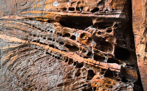 Antik kaya gösterilen gözenekler ve siyah IANS kayalar yakınındaki Grampians Milli Parkı, Avustralya, Katmanlar.