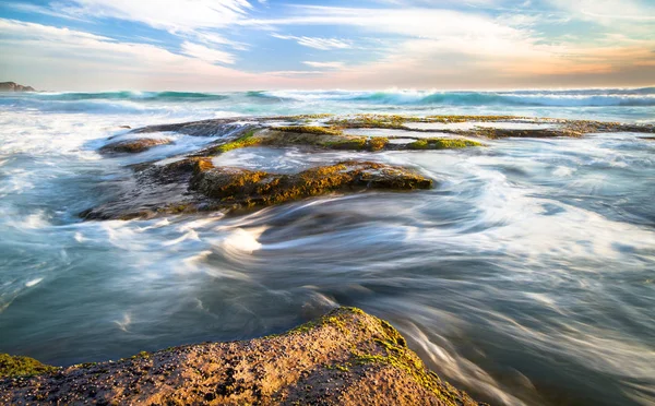 Larga Exposición Las Olas Oceánicas Que Fluyen Sobre Las Piscinas — Foto de Stock