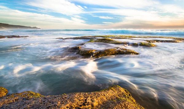 Lunga Esposizione Onde Oceaniche Che Scorrono Sulle Maree Rocciose Tramonto — Foto Stock