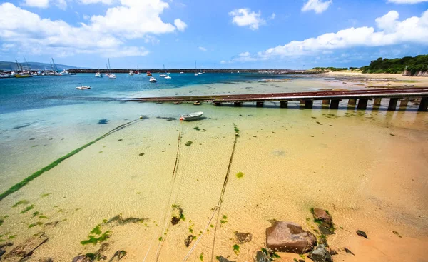 Tekne kalkış pisti ve demirli tekneler, Apollo Bay Victoria, Avustralya.