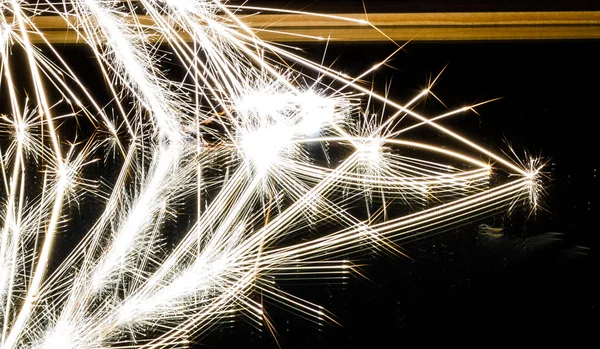 Sparks Tercermin Cermin Saat Mereka Bangkit Dan Meledak — Stok Foto