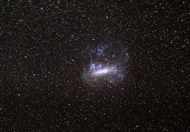 Büyük Macellan Bulutu uydu gökadası ve binlerce yıldız, Wilsons Promontory Milli Park, Victoria, Avustralya dan görüldüğü gibi gösterilen gece gökyüzünün uzun pozlama.