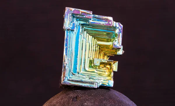 A bismuth crystal photographed up close in high detail. — Stock Photo, Image
