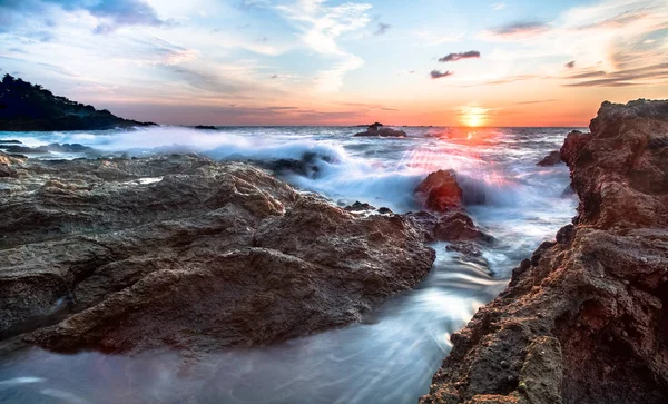 Puesta de sol sobre la costa rocosa costarricense — Foto de Stock