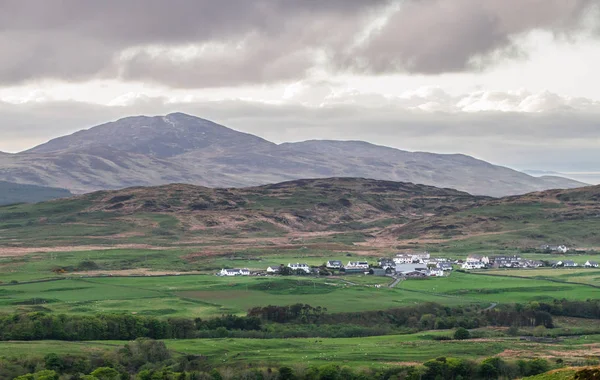 Kleines Dorf unter den Landkarten von Jura, Schottland — Stockfoto