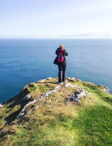 Un excursionista se encuentra en el borde de un acantilado costero en Escocia —  Fotos de Stock