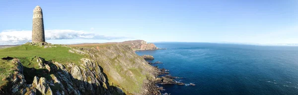 Skały wieżą na wybrzeżu w Szkocji — Zdjęcie stockowe