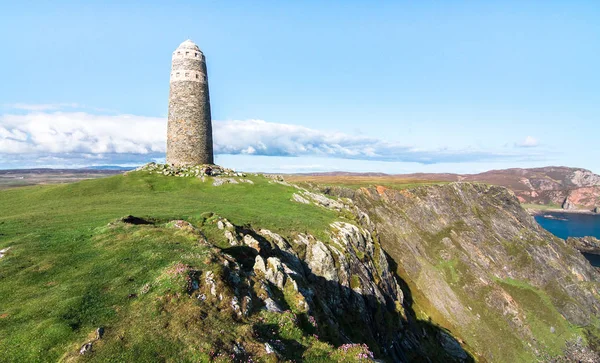 Gran torre de roca en la costa de Escocia —  Fotos de Stock