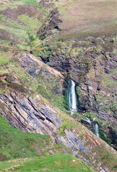 Водопад падает через узкое скалистое овраг в Шотландии — стоковое фото