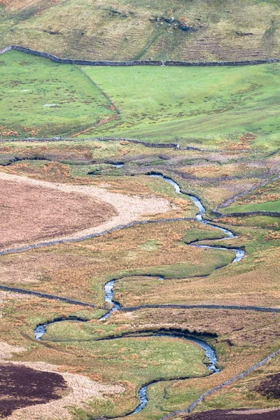 A small stream meanders through farmland in rural England — Stock Photo, Image