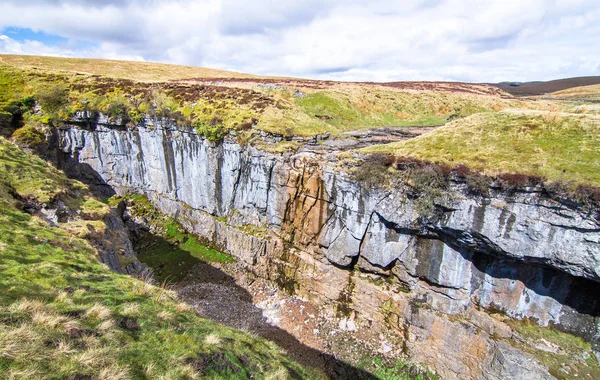 Eine große felsschlucht mit massiven klippen in ländlichem england — Stockfoto