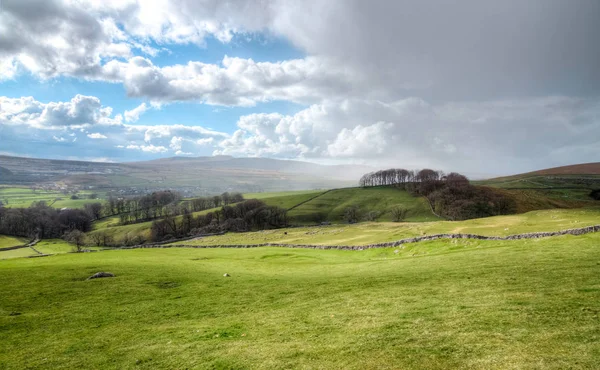 Regenwolken ziehen über Ackerland in ländlichem England — Stockfoto