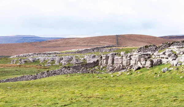 Natürliche Felsklippen in ländlichem England — Stockfoto