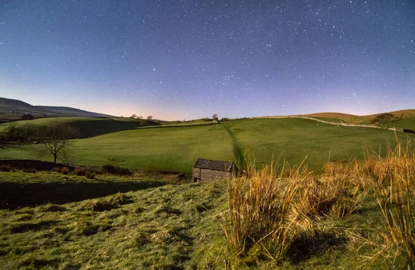 Ackerland unter Sternenhimmel in ländlichem England — Stockfoto