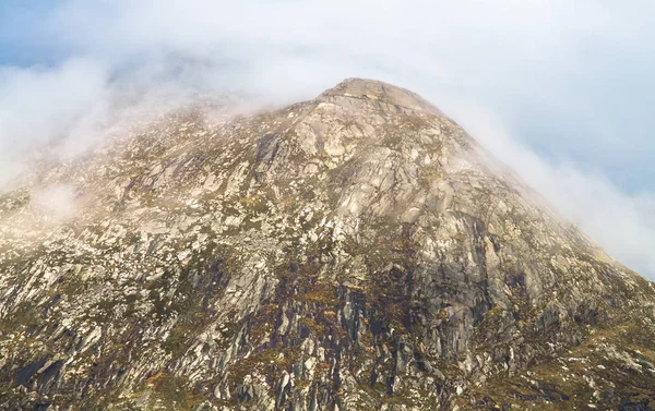 Berglandschaft an einem nebligen Tag in den Trauerbergen, uk — Stockfoto
