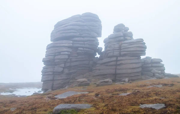 Roca estratificada en la Irlanda del Norte rural — Foto de Stock
