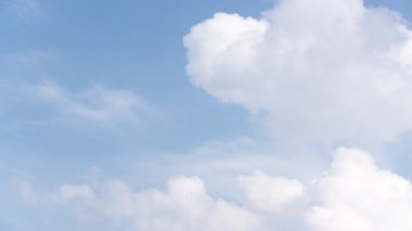 Bulutlarla kaplı mavi gökyüzü