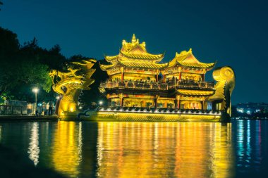 Xihu Gölü'nde ejderha gemisi. Hanzghou şehri, Zhejiang eyaleti, Çin. Tarih: 29 Temmuz 2019