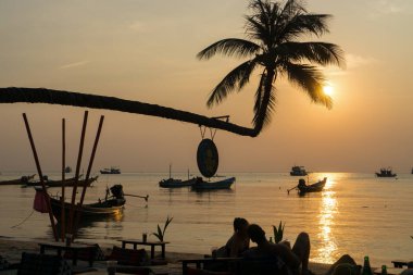 Sairee plajda gün batımı sırasında öpüşme çift, Koh Tao Isalnd, Tayland. Tarih: 24 Ocak 2019