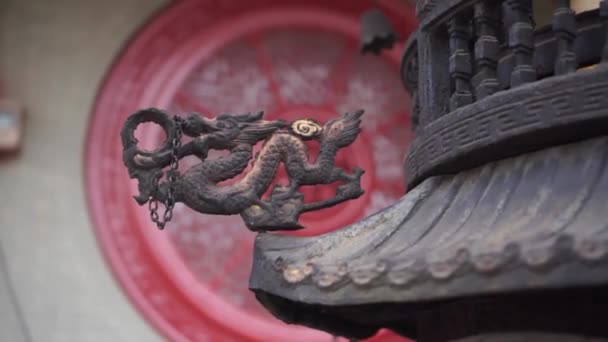 Китайский Дракон Винтажный Ржавый Декоративный Элемент Красном Фоне — стоковое видео