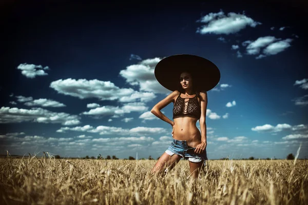 Una giovane donna con il cappello — Foto Stock