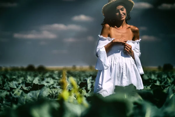 Szexi nő a kalapban a zöld mezőben — Stock Fotó