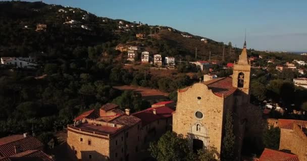 Katholieke kerk in de Europese oude stad — Stockvideo