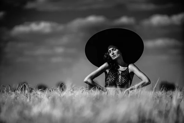 Черно-белый портрет привлекательной девушки — стоковое фото