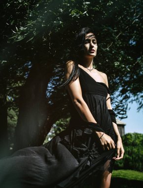 sokakta tek başına duran güzel kız